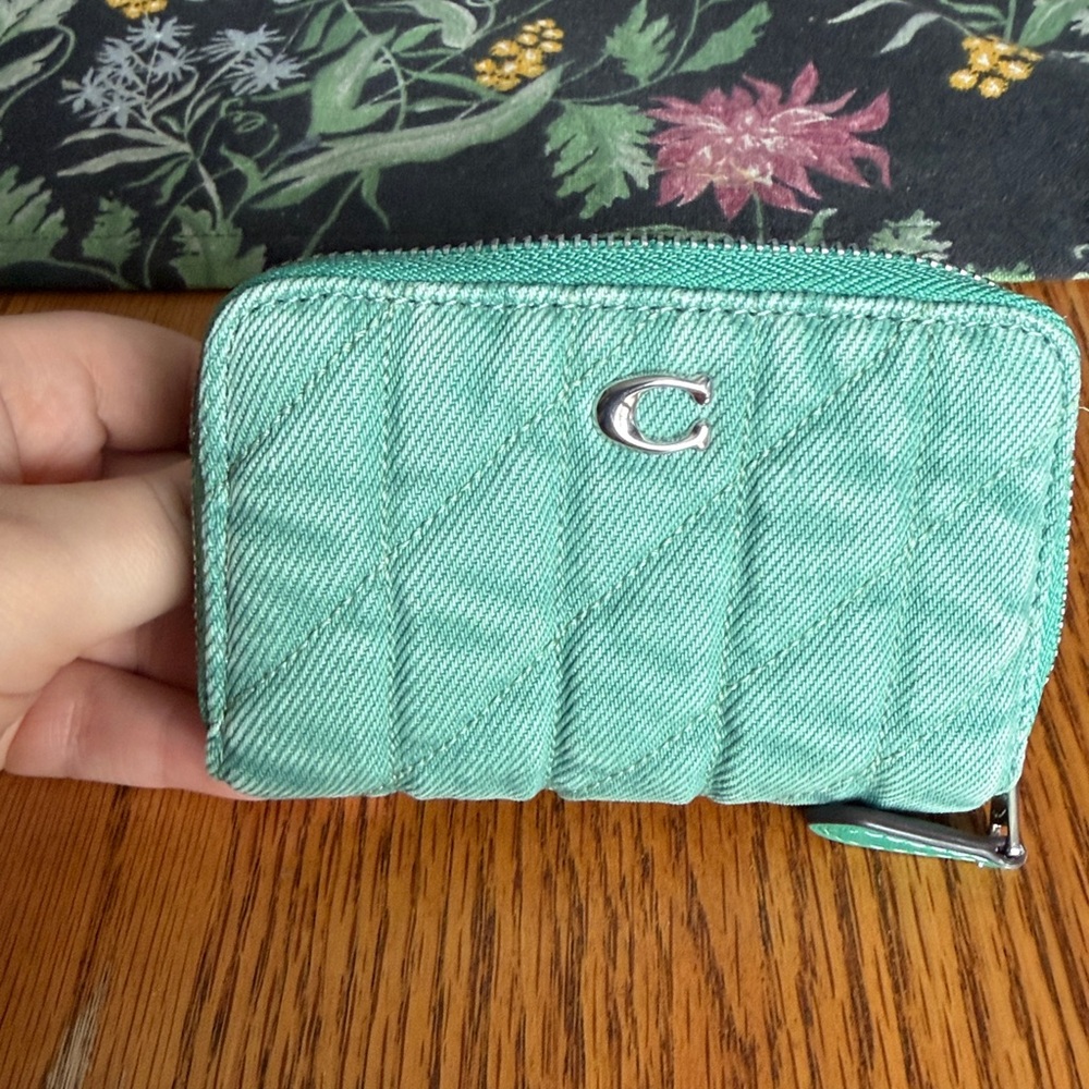 COACH Essential Small Zip Around